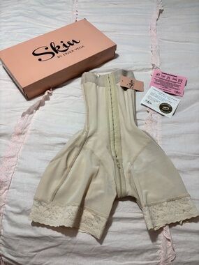 Skin by Erika Vega Nude strapless Faja